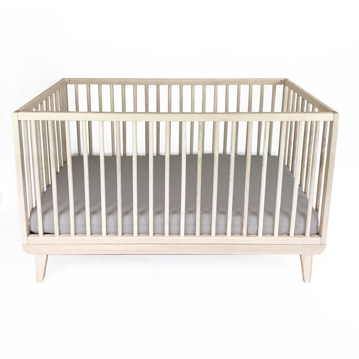 Lit bébé KERA en frêne avec top Round-pieds Retro