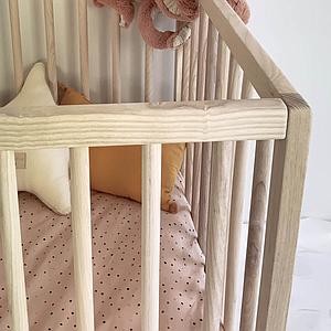 Lit bébé KERA en frêne avec top Round-pieds Retro