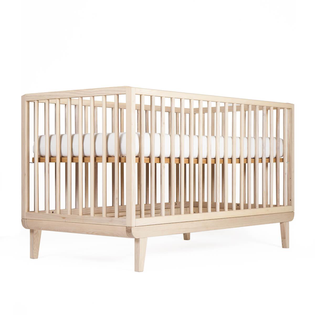 Lit bébé KERA en frêne avec top Straight-pieds Retro