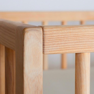 Lit bébé KERA en hêtre avec top Round-pieds Bevel