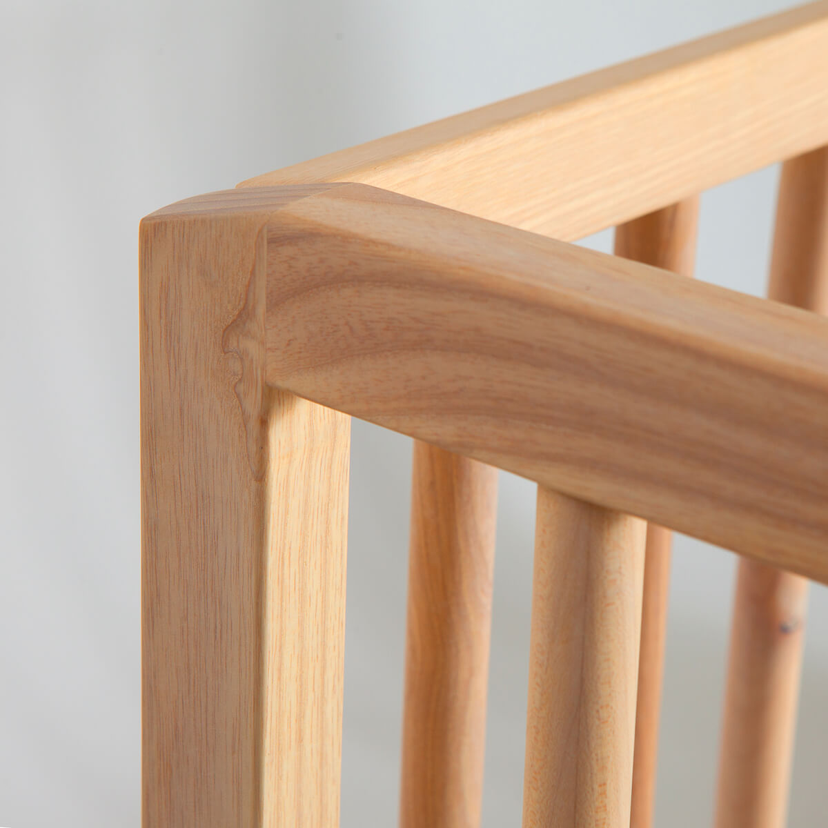 Lit bébé KERA en hêtre avec top Straight-pieds Bevel