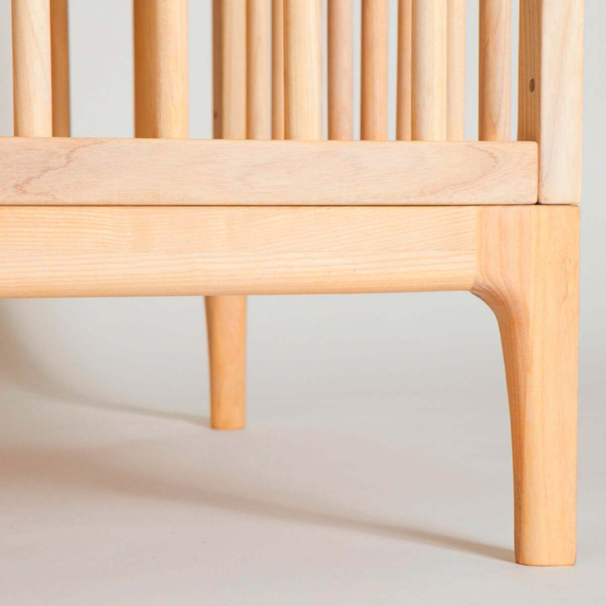 Lit bébé KERA en hêtre avec top Straight-pieds Bevel