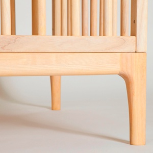 Lit bébé KERA en hêtre avec top Straight-pieds Retro