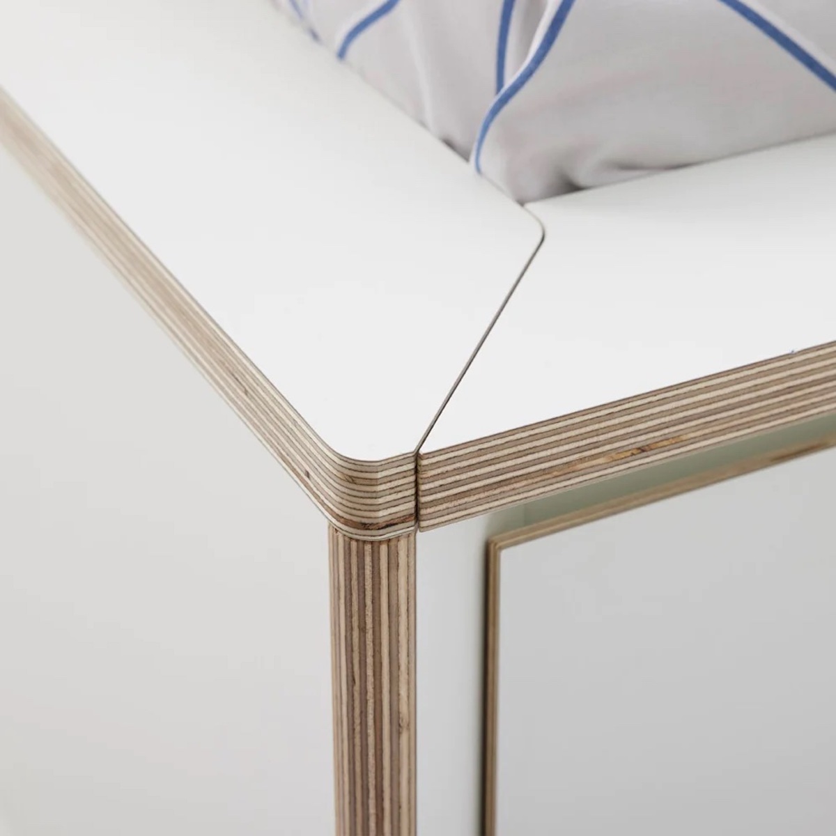 Lit individuel 140x200cm avec tête de lit 2 tiroirs SPAZE Müller Small Living blanc