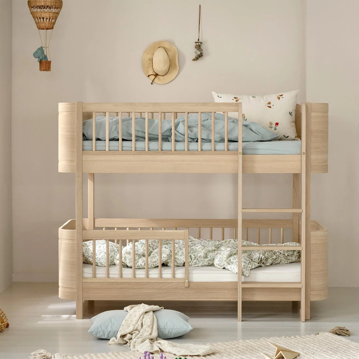 Lit surélevé mi-hauteur au lit superposé mi-hauteur Mini+ Oliver Furniture chêne