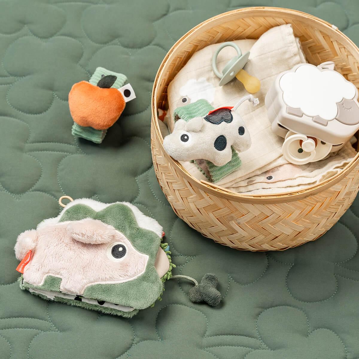Livre de bébé sensoriel Tiny farm Done by deer Colour mix