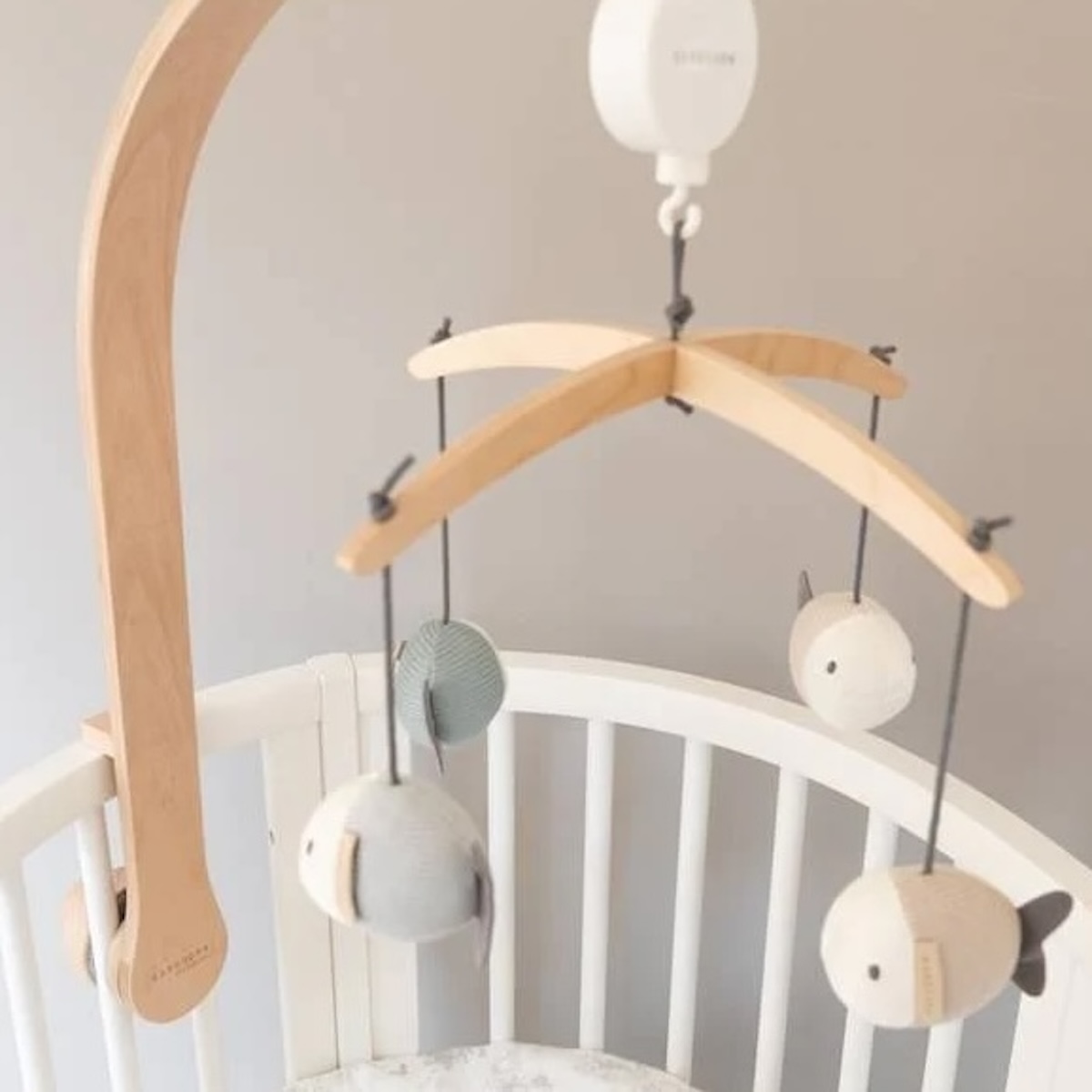 Mobile musical avec jouets en trico Bamboom fish blue