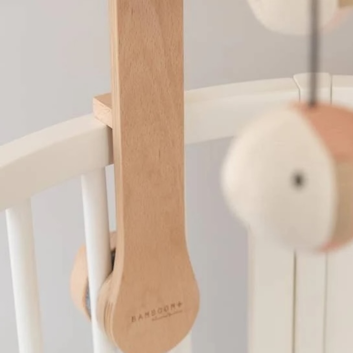 Mobile musical avec jouets en trico Bamboom fish pink
