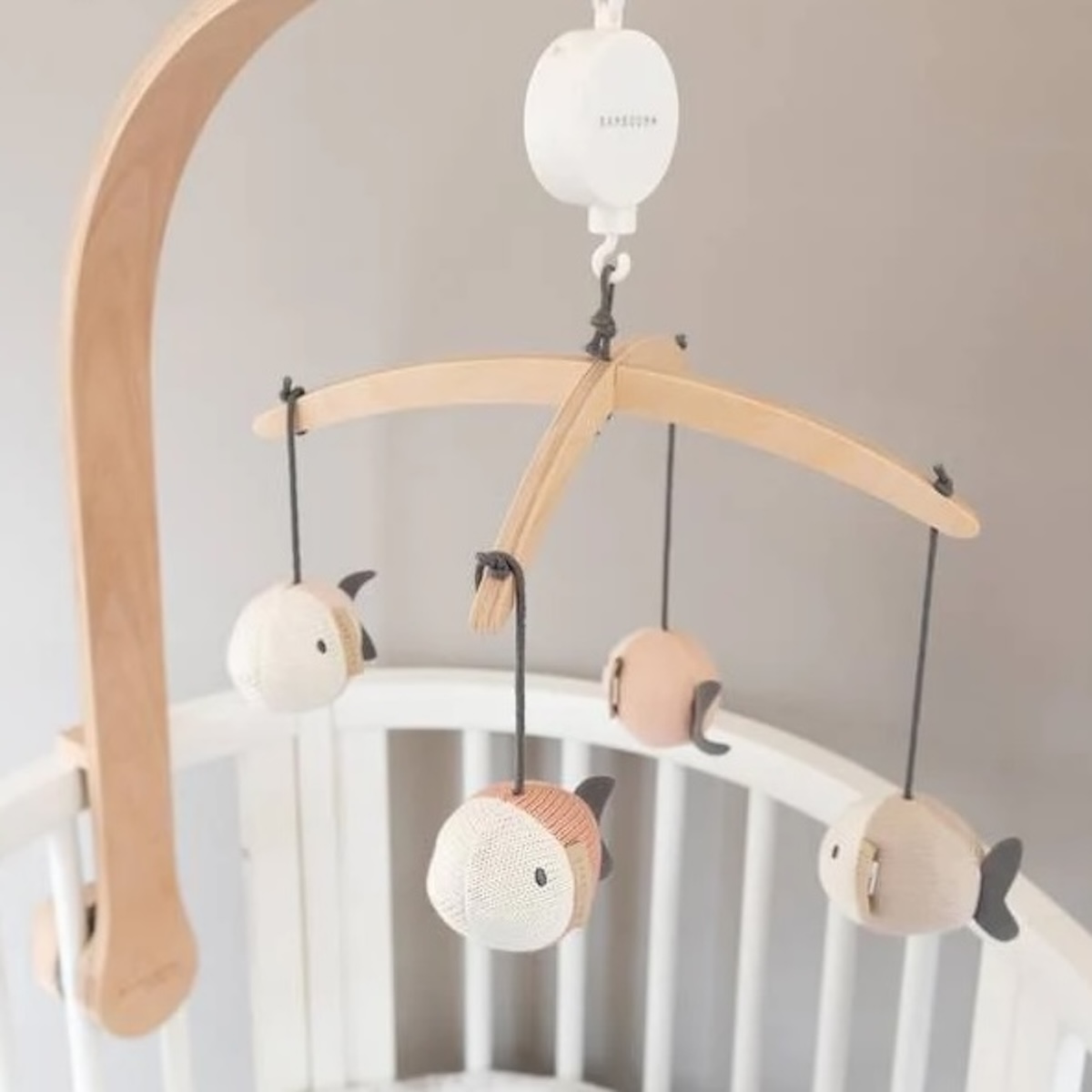 Mobile musical avec jouets en trico Bamboom fish pink