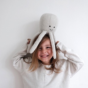 Peluche musicale Bluetooth speaker OLLY Flow Amsterdam gris