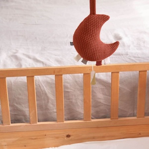 Peluche musicale tricotée Laessig Lune rouge rouille