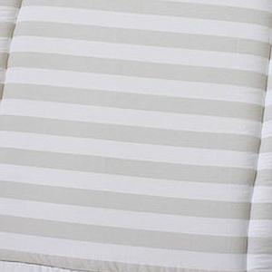 Tapis de parc by Bopita avec rayures