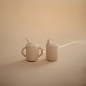 Tasse à paille silicone Mushie shifting sand
