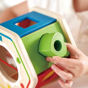 Trieur de formes en bois Hape