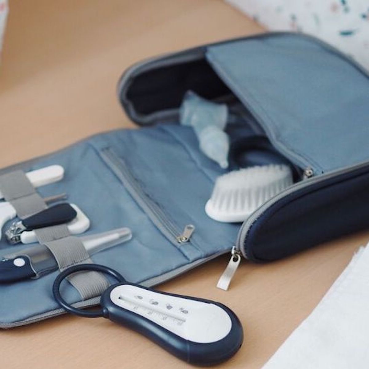 Trousse de toilette 9 accessoires NOMADE Beaba Night Blue