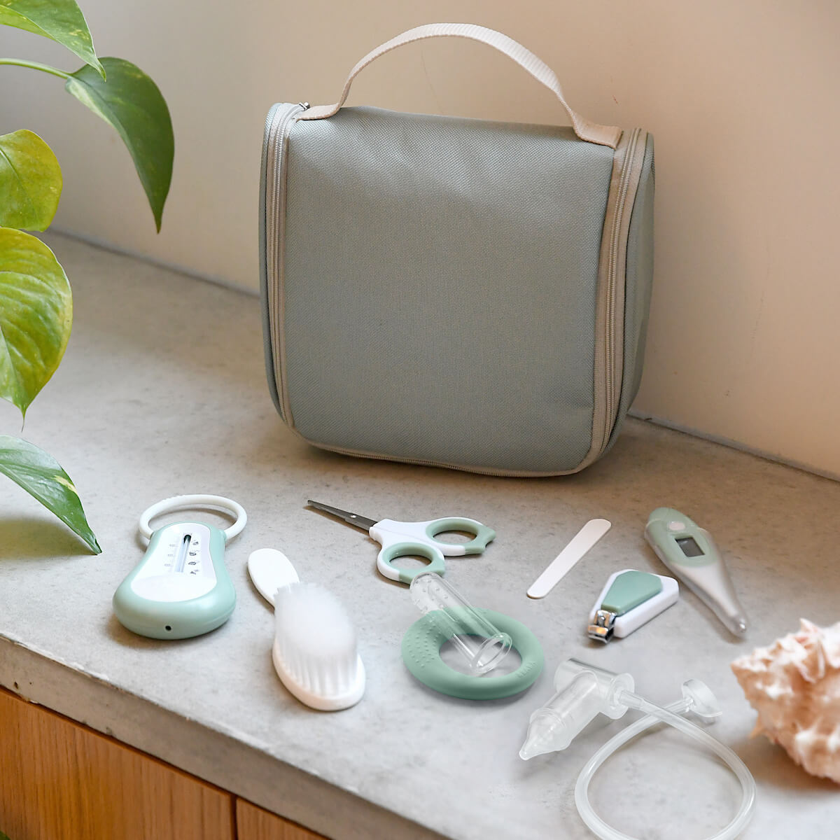 Trousse de toilette NOMADE Beaba vert sauge
