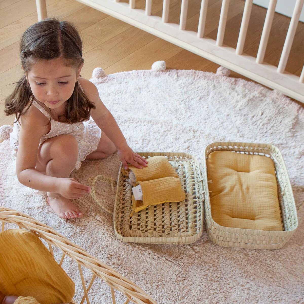 Valise poupée en feuilles de palmier BOBBLE moutarde