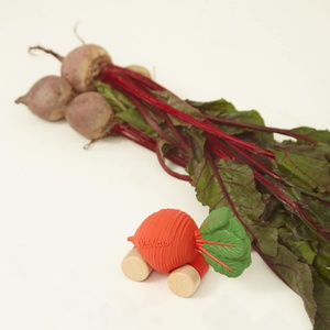 Voiture BETTY THE BEETROOT CAR Oli and Carol