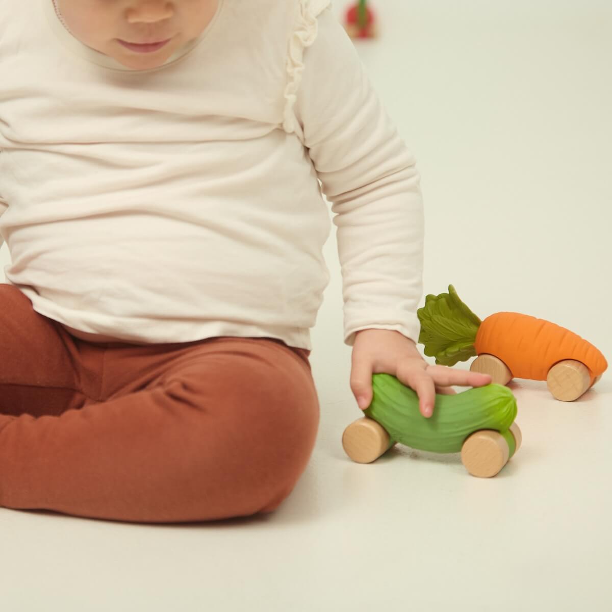 Voiture PEPINO THE CUCUMBER CAR Oli and Carol