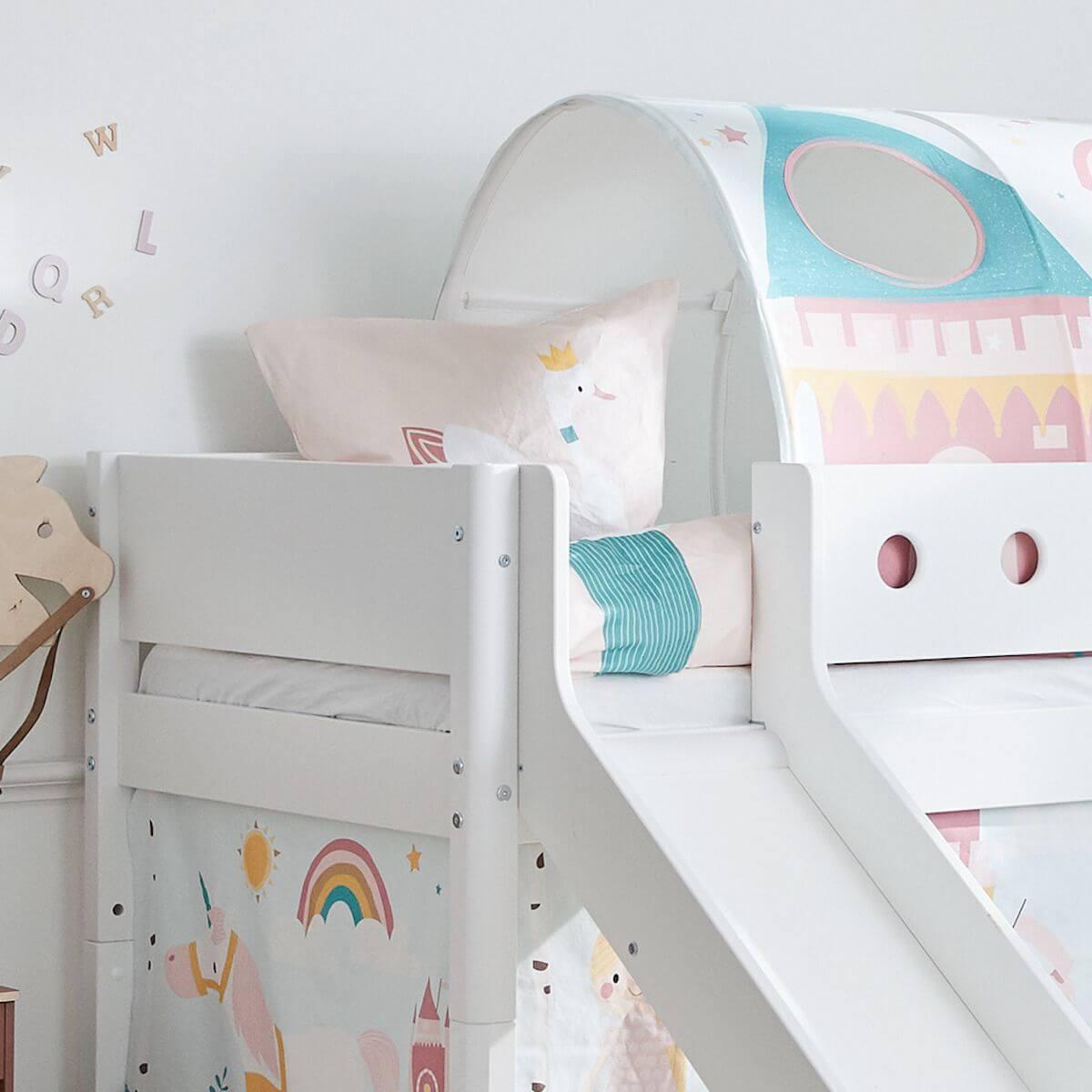 WHITE by Flexa Lit Classic mi-hauteur en MDF 90x200 cm avec échelle droite, toboggan, barrière de sécurité blanche et pieds blancs