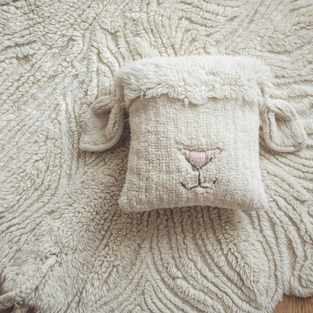Woolable cushion 35x35cm Nose Sheep Lorena Canals pink